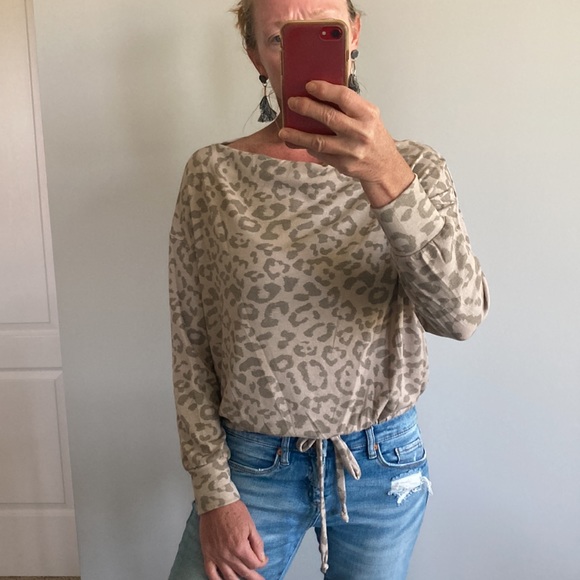 Animal Print Long Sleeve Cropped Top - Picture 4 of 12